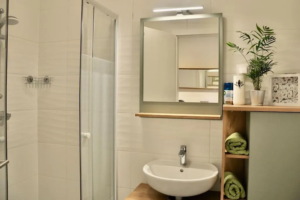 New Studio Apartment In Central Budapest - Free Parking